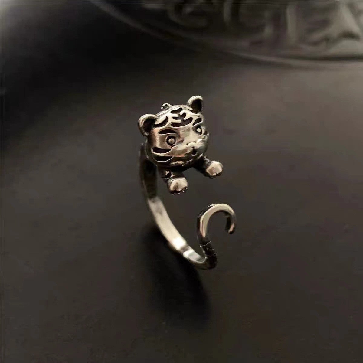 Retro Women's Tiger Distressed Fashion Ring
