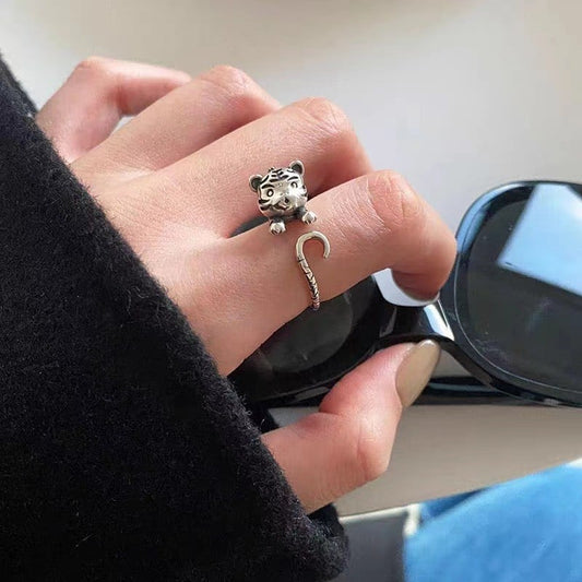 Retro Women's Tiger Distressed Fashion Ring